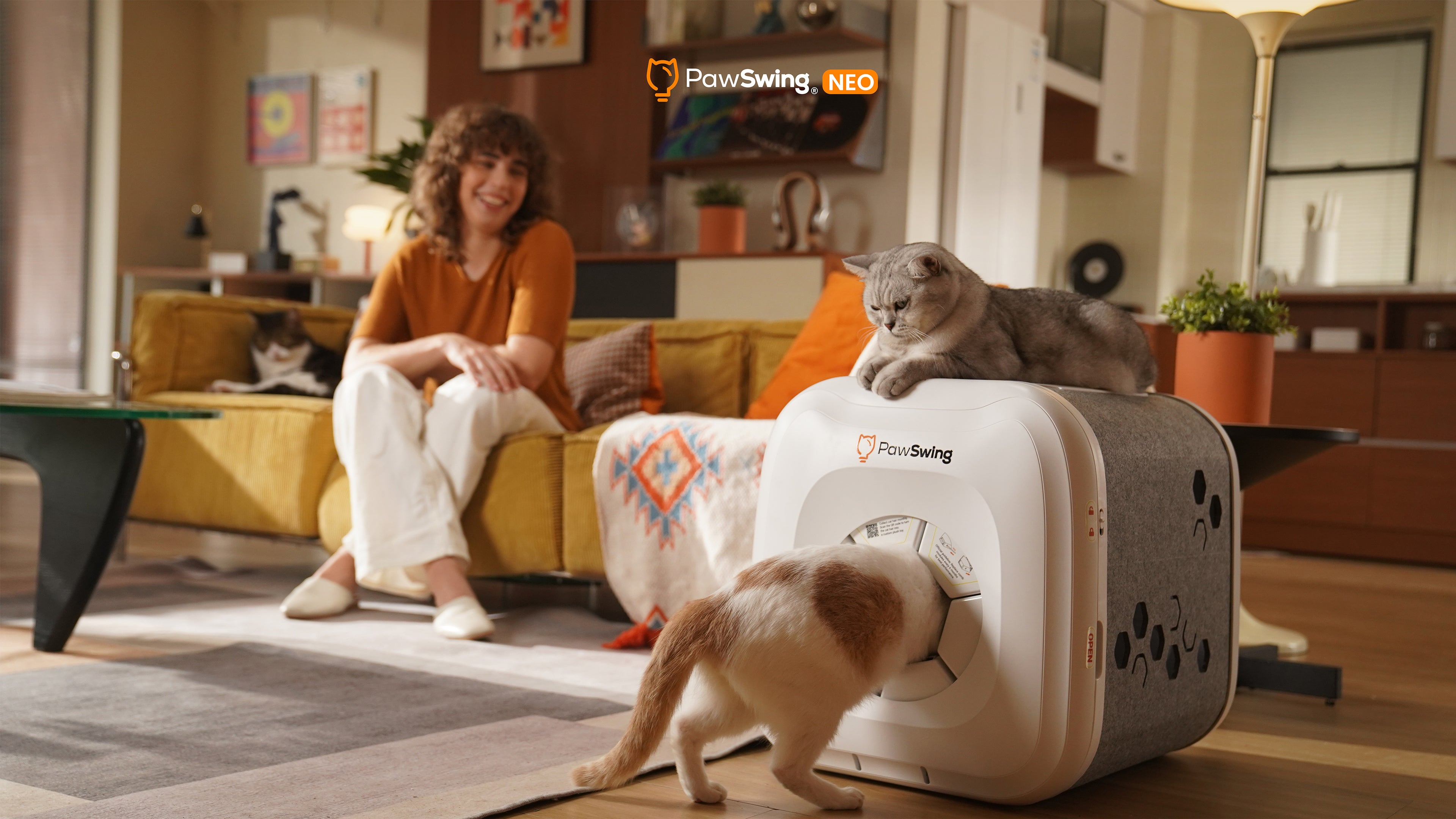 cats ues PawSwing® neo self grooming cat house
