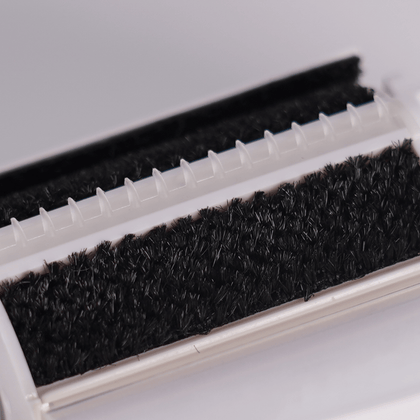 Detailed display of PawSwing® cat brush