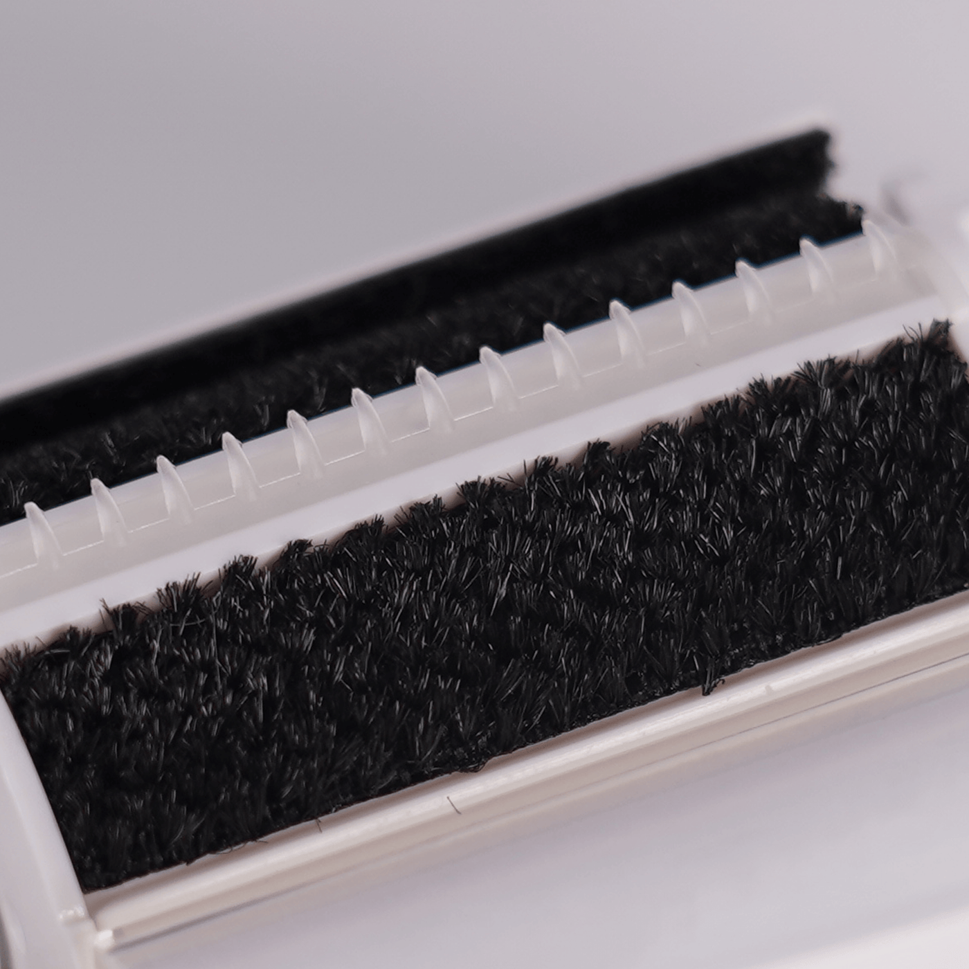 Detailed display of PawSwing® cat brush