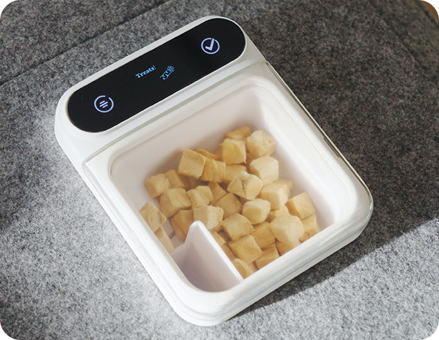 Top view of the integrated treat dispenser on the PawSwing® Pro professional cat grooming house